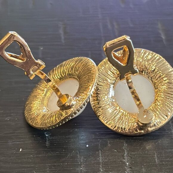 Vintage Faux Pearl Elegant Gold Black Enamel Clip On Earrings - Picture 3 of 5